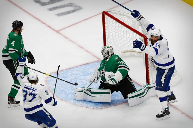 Trenutek odločitev, takole sta se petega gola in zmage veselila hokejista Tampe Bay Yanni Gourde (levo) in Patrick Maroon. FOTO: Perry Nelson/USA TODAY Sports.