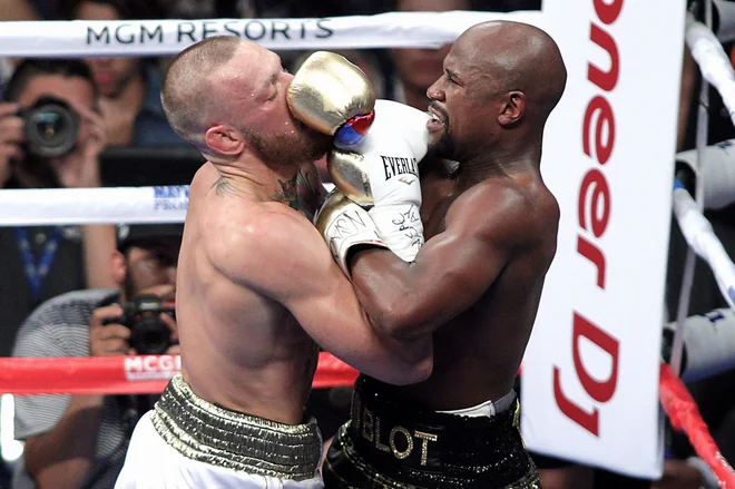 Deset rund se je Conor McGregor pogumno upiral Floydu Mayweatherju ml., a prav blizu uspeha ni bil. FOTO: John Gurzinski/AFP