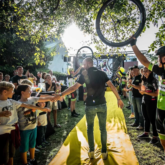 Sprejem po kolesarsko. FOTO: Facdebook profil Luka Mezgec