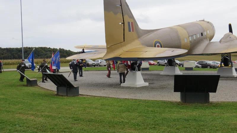 Fotografija: Povsem obnovljeno nekdanje zavezniško letalo DC-3 dakota, s katerim so med vojno v Bari prepeljali več kakor 800 zavezniških vojakov in med drugim tudi veliko starejših oseb, žena in otrok. FOTO: Bojan Rajšek/Delo