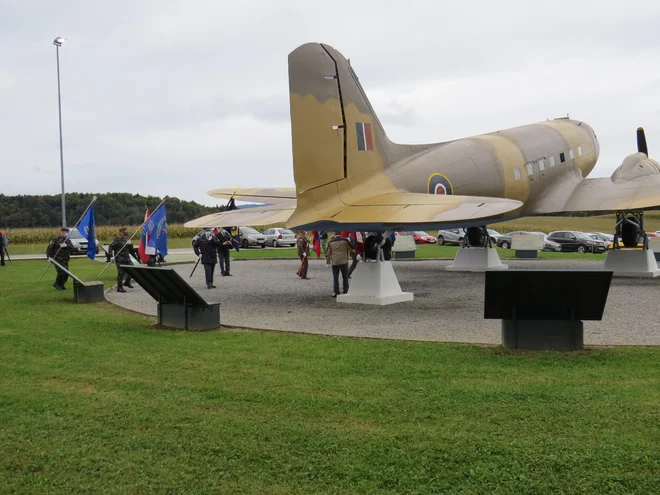 Povsem obnovljeno nekdanje zavezniško letalo DC-3 dakota, s katerim so med vojno v Bari prepeljali več kakor 800 zavezniških vojakov in med drugim tudi veliko starejših oseb, žena in otrok. FOTO: Bojan Rajšek/Delo