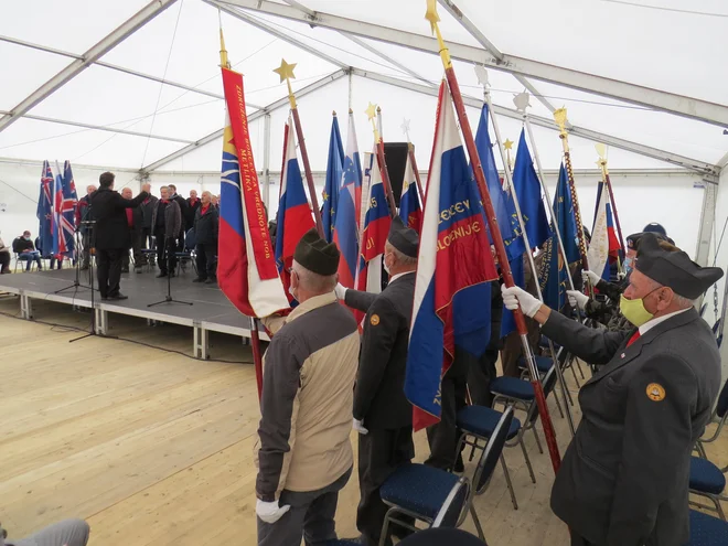 Poklon zastavonoš pesmi o <strong>Francu Rozmanu Stanetu</strong>, komandantu slovenske partizanske vojske. FOTO: Bojan Rajšek/Delo