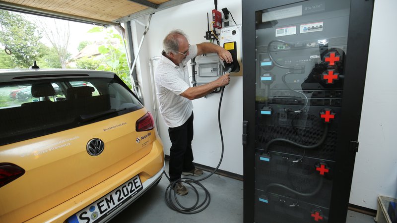 Fotografija: Vse večja uporaba električnih avtomobilov in tudi toplotnih črpalk je izziv za upravljavce elektroenergetskih omrežij. FOTO: Ralph Orlowski/Reuters