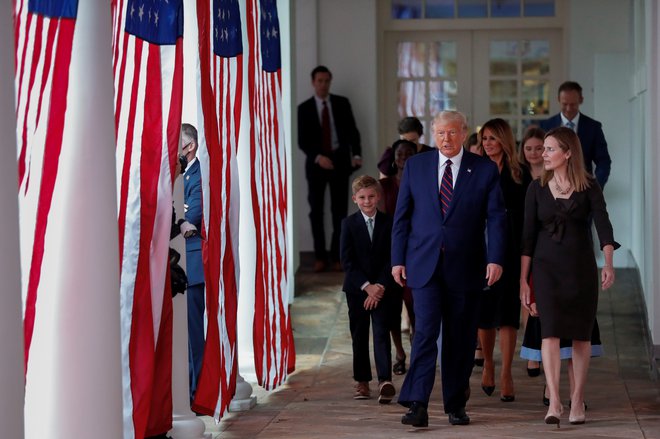 Predsednik in njegova nominiranka na poti na slovesno razglasitev. Foto Pool Reuters