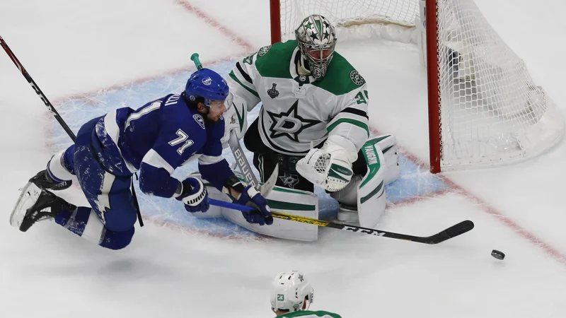 Fotografija: Moštvo Dallas Stars je ostalo v igri za Stanleyjev pokal, potem ko je v peti finalni tekmi premagalo Tampo Bay in v zmagah znižalo zaostanek na 2:3. Ruski veteran v teksaških vratih Anton Hudobin je ubranil kar 39 strelov. FOTO: Perry Nelson/USA TODAY Sports