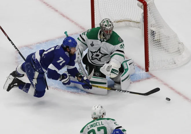 Moštvo Dallas Stars je ostalo v igri za Stanleyjev pokal, potem ko je v peti finalni tekmi premagalo Tampo Bay in v zmagah znižalo zaostanek na 2:3. Ruski veteran v teksaških vratih Anton Hudobin je ubranil kar 39 strelov. FOTO: Perry Nelson/USA TODAY Sports
