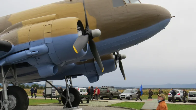 Fotografija: Z letali DC-3 dakota so zavezniki prepeljali v italijanski Bari tudi številne družine in ranjene partizanske borce. FOTO: Bojan Rajšek/Delo