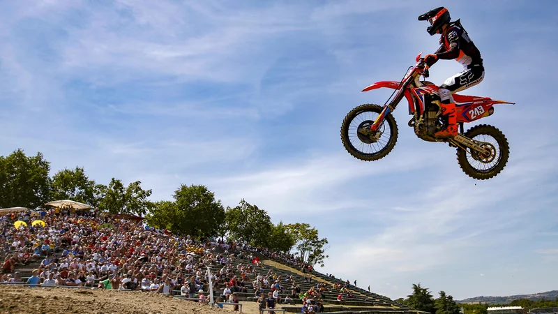 Fotografija: Tim Gajser je poletel do skupnega vodstva v globalni motokrosistični konkurenci. FOTO: Matej Družnik