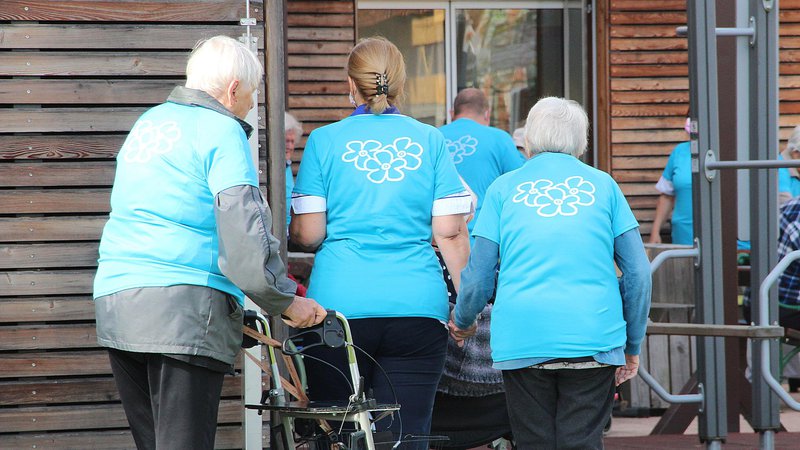 Fotografija: Stanovalci Doma starejših občanov Kočevje z roko v roki na sprehodu, ki ozavešča o problemu demence v Sloveniji. FOTO: Simona Fajfar/Delo