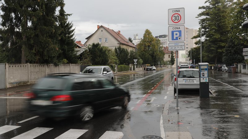 Fotografija: Plačljivo parkiranje za Bežigradom urejata le dva prometna znaka. FOTO: Uroš Hočevar/Delo