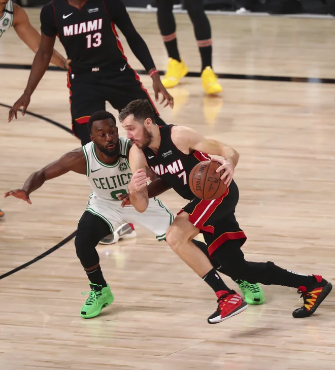 Goran Dragić v dvoboju s Kembo Walkerjem. FOTO: Kim Klement/Usa Today Sports