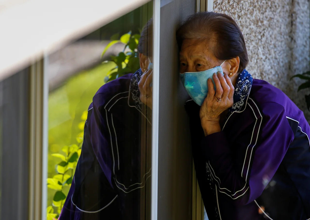 Fotografija: Dve skrajni verziji odzivov na državni ravni predstavljata odgovor na Kitajskem red-in-disciplina ter odgovor v ZDA kar-bo-bo. FOTO:Lindsey Wasson/Reuters