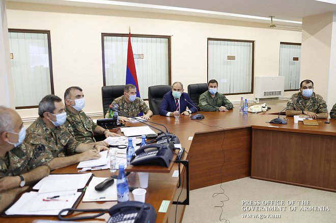 Armenski premier Nikol Pašinjan se je sestal z vojaškim vrhom. FOTO: AFP