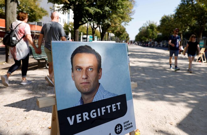 Protestniki so pred ruskim veleposlaništvom v Berlinu postavili plakat s portretom Navalnega in napisom "Zastrupljen". FOTO: Odd Andersen/ Afp
