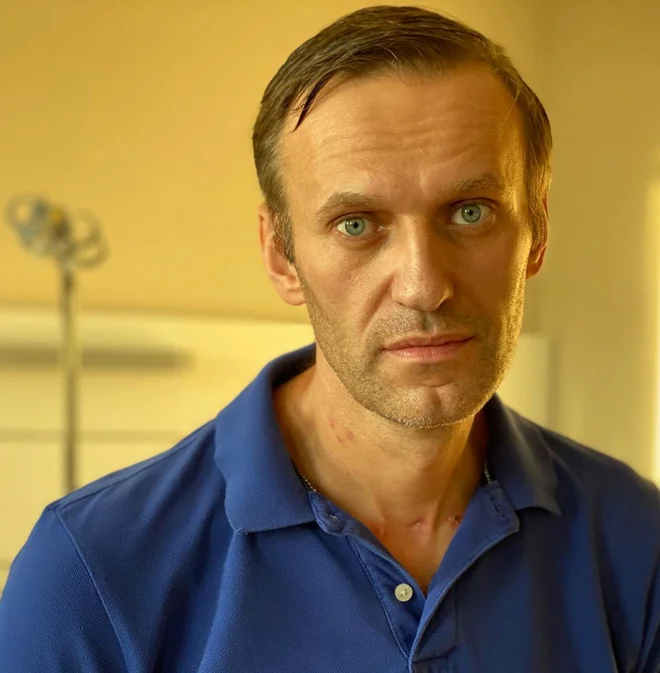 Shujšan Aleksej Navalni 22. septembra, malo preden je po uspešnem okrevanju zapustil berlinsko bolnišnico Charité. FOTO: @navalny Navalny Via Reuters