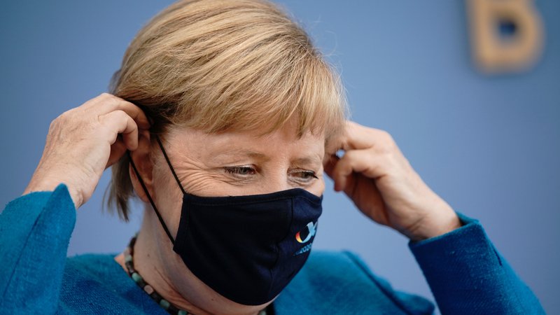 Fotografija: Kanclerka Angela Merkel ne bo dovolina, da bi primer Navalni utonil v pozabo. FOTO: Michael Kappeler/ Afp