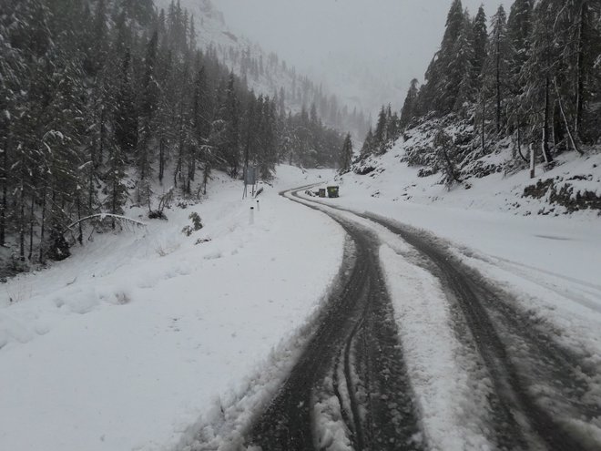 Cesta je prevozna le z zimsko opremo. FOTO: Policijska uprava Kranj