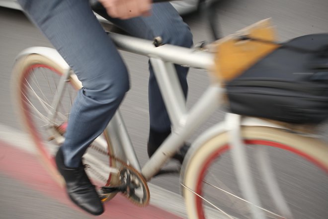 Objestni kolesarji se vedejo kot dvoživke, sproti »si sami vol(i)jo vero in postave« med statusom gibanja (vozečih) pešcev in statusom voznikov. Jure Eržen/Delo