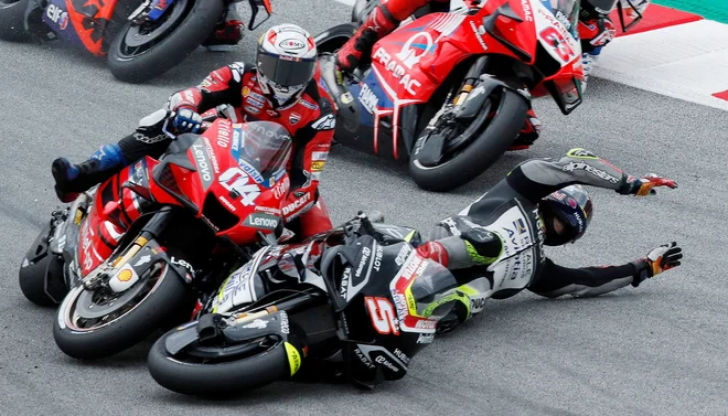 Francoz Fabio Quartararo (Yamaha SRT) je zmagovalec dirke za VN Katalonije v Barceloni, osme preizkušnje svetovnega prvenstva v elitnem razredu motoGP. Drugi je bil Španec Joan Mir (Suzuki), tretji pa njegov rojak in moštveni sotekmovalec Alex Rins. Doslej vodilni v SP Italijan Andrea Dovizioso (na fotografiji) je zaradi padca odstopil že v prvem krogu. Predčasno pa je končal tudi njegov rojak, veteran Valentino Rossi (Yamaha), ki je bil do zdrsa v pesek med kandidati za zmago. FOTO: Albert Gea/Reuters