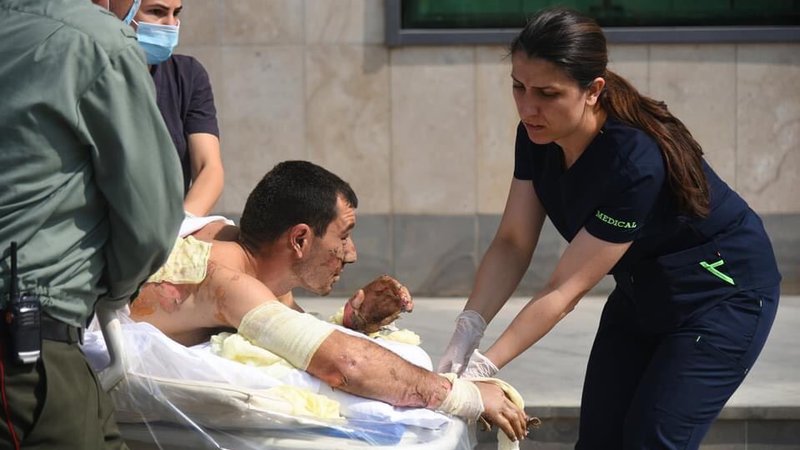 Fotografija: Armenski reševalci pomagajo civilistu, ki je bil ranjen v novi vojni vihri v Gorskem Karabahu. Foto: armensko zunanje ministrstvo/AFP