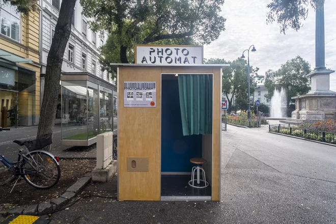 Fotoavtomat Akinbodeja Akinbiyija nas fotografira in postavi v globalni kontekst. Foto Mathias Völzke