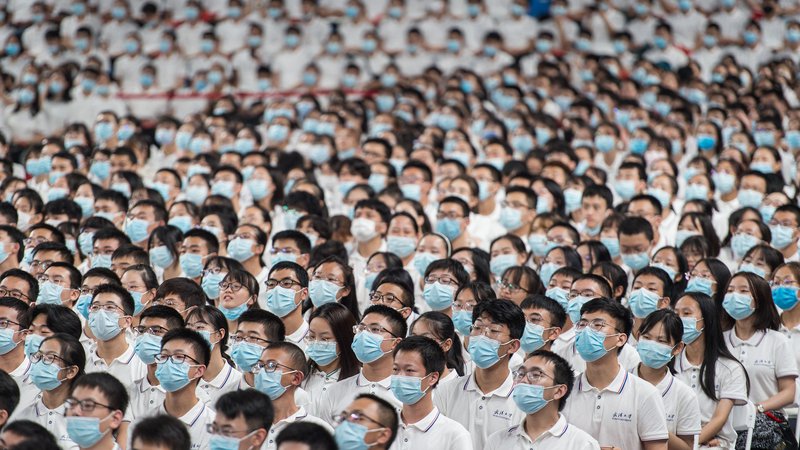 Fotografija: Študenti unverze v Wuhanu, kjer je prišlo do prbvega izbruha virusa. FOTO:Str/Afp