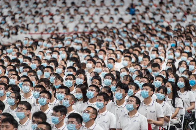 Študenti unverze v Wuhanu, kjer je prišlo do prbvega izbruha virusa. FOTO:Str/Afp