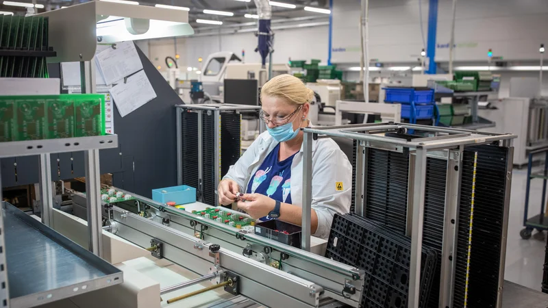 Fotografija: Od oktobra bo pogoj za pridobitev subvencij za čakanje na delo najmanj 30-odstotni upad prihodkov v primerjavi z letom 2019. FOTO: Voranc Vogel/Delo