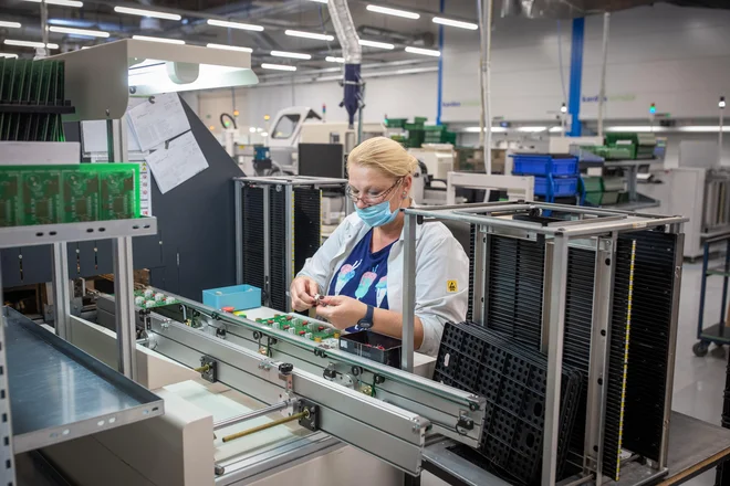 Od oktobra bo pogoj za pridobitev subvencij za čakanje na delo najmanj 30-odstotni upad prihodkov v primerjavi z letom 2019. FOTO: Voranc Vogel/Delo