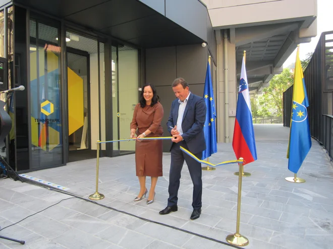 S čim je Andreja Erjavec, sicer članica Celjske županove liste, svetnike prepričala, da je postala direktorica Tehnoparka, nam ni uspelo izvedeti. Na fotografiji: Andreja Erjavec in župan Bojan Šrot na odprtju Tehno parka. FOTO: Špela Kuralt/Delo