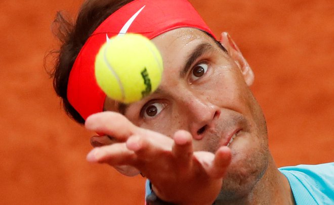 Rafael Nadal lovi Federerja. FOTO: Gonzalo Fuentes/Reuters