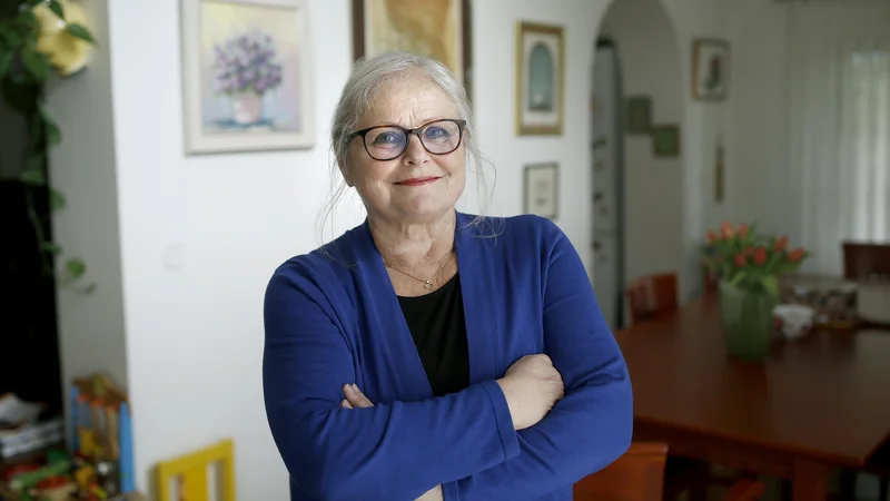 Fotografija: »Ves čas poslušamo, da so problemi starejših prednostna naloga te in prejšnjih vlad, a vedno se ustavi pri denarju, ki ga za konkretne izboljšave in projekte zmanjka,« pravi Biserka Marolt Meden, predsednica združenja za dostojno starost Srebrna nit. FOTO: Blaž Samec/Delo