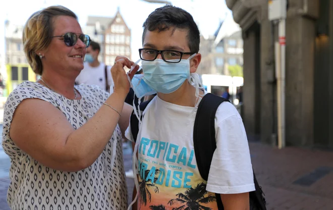 Od danes bodo maske obvezne tudi v amsterdamskih trgovinah. FOTO: Eva Plevier/Reuters