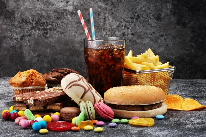 Sladice kot so piškoti in pecivo vsebujejo veliko maščob, ki zamašijo arterije in nanesejo na naš skelet kilograme. FOTO: Shutterstock