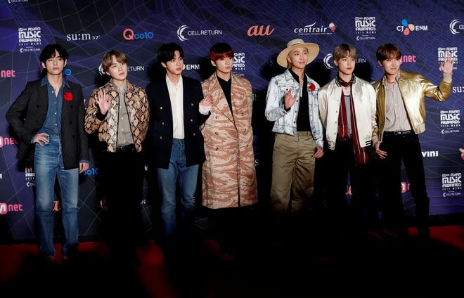 BTS na podelitvi nagrad MAMA v japonski Nagoji decembra lani. FOTO: Kim Kjung Hun/ Reuters