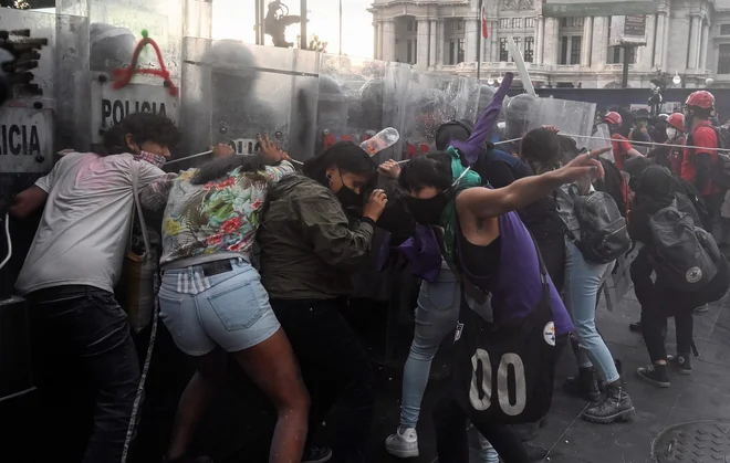 V Mexico Cityju so se s policijo spopadle aktivistke, ki zahtevajo legalizacijo splava, med demonstracijami v okviru včerajšnjega mednarodnega dneva varnega splava. FOTO: Alfredo Estrell/AFP