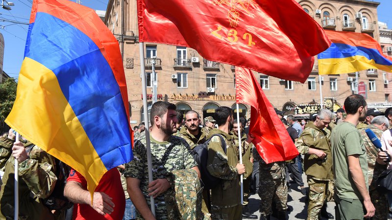 Fotografija: Tako so v Jerevanu pospremili odhod svojih vojakov na bojišče konflikta med Armenijo in Azerbajdžanom. FOTO: Melik Baghdasarjan/Reuters