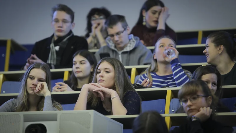 Fotografija: Med 1040 študenti ljubljanske filozofske fakultete, ki so sodelovali v raziskavi o študiju na daljavo ob zaključku pedagoškega procesa, jih je 66 odstotkov poročalo, da so težje vzpostavili motivacijo za študij, med slabostmi pa so izpostavljali pomanjkanje socialnih stikov. FOTO: Jože Suhadolnik/Delo