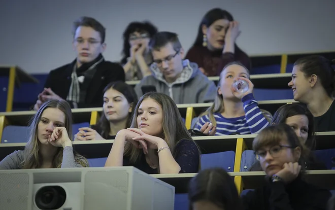 Med 1040 študenti ljubljanske filozofske fakultete, ki so sodelovali v raziskavi o študiju na daljavo ob zaključku pedagoškega procesa, jih je 66 odstotkov poročalo, da so težje vzpostavili motivacijo za študij, med slabostmi pa so izpostavljali pomanjkanje socialnih stikov. FOTO: Jože Suhadolnik/Delo