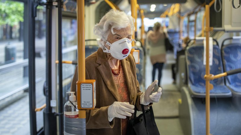 Fotografija: Na ministrstvu so po sklepu vlade začeli pripravljati uredbo, ki bi ranljivi starejši generaciji omogočila, da najnujnejše poti z javnim prevozom opravi z manj stiki z drugimi. FOTO: Voranc Vogel/Delo