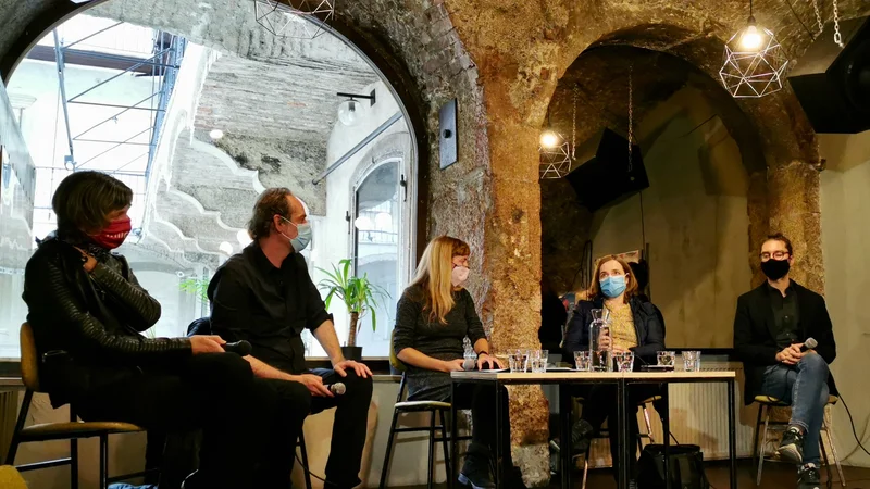 Fotografija: Na pogovoru so sodelovali (z leve) Vlasta Vičič (JAK), Igor Divjak (Vrabec Anarhist), moderatorka Luna Jurančič Šribar, Valentina Plahuta Simčič (Air Beletrina) in Andrej Hočevar (LUD Literatura). Foto Igor Bratož