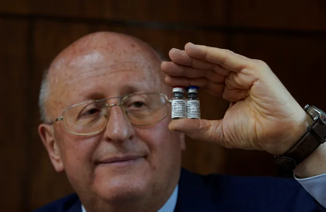 Direktor inštituta Gamaleja Aleksander Gintsburg z ruskim cepivom Sputnik V. FOTO: Tatyana Makeyeva/Reuters