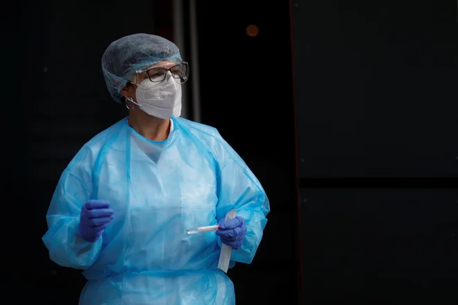Strokovna skupina kljub naraščanju okužb ni predlagala novih ukrepov. FOTO: Stephane Mahe/Reuters