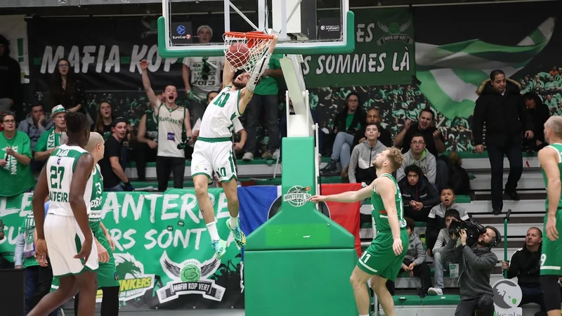 Fotografija: Isaia Cordinier (10) spominja Jurico Golemca na Orlandovega asa Evana Fournierja. FOTO: Eurocup
