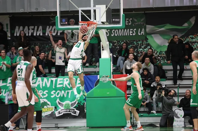 Isaia Cordinier (10) spominja Jurico Golemca na Orlandovega asa Evana Fournierja. FOTO: Eurocup