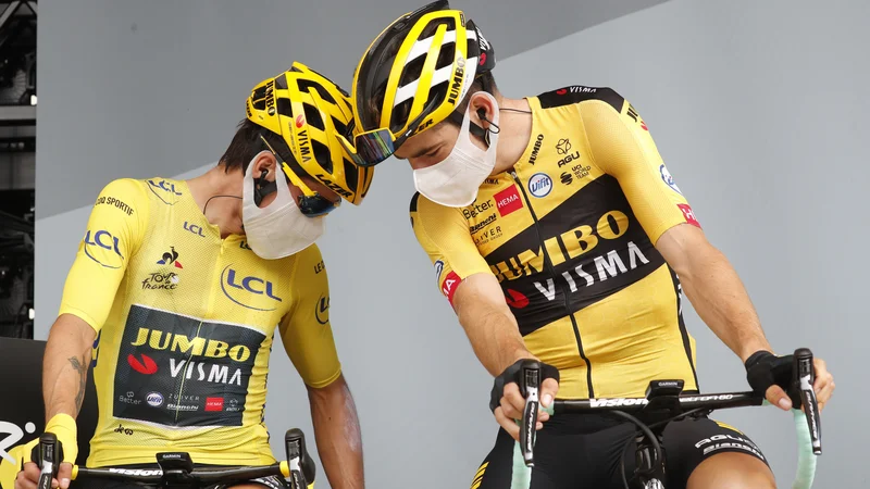 Fotografija: Wout van Aert (desno) v nasprotju s številnimi rojaki Primožu Rogliču ničesar ne očita. FOTO: Thibault Camus/Reuters