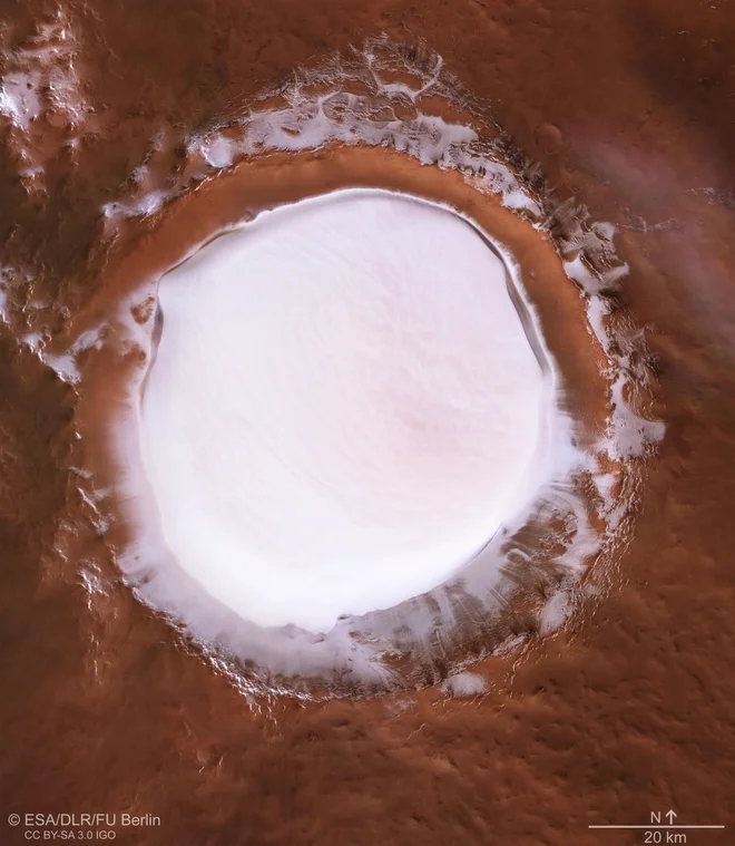 Na fotografiji je sicer Korolevov krater, v katerem je led. Pod ledeno ploskvijo na južnem polu so našli jezera tekoče vode. FOTO: ESA/DLR/FU Berlin