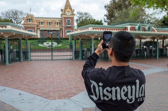 Disneyjevi tematski parki so po ponovnem (delnem) odprtju slabše obiskani. FOTO: David McNew/AFP