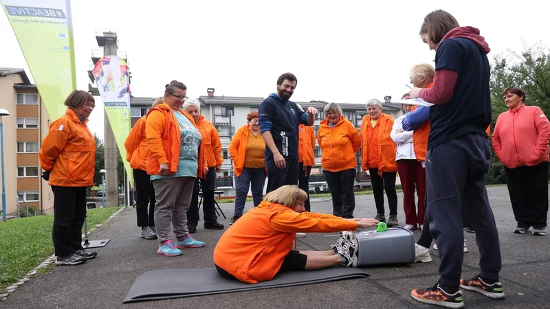 Fotografija: Dan so začeli z jutranjo vadbo pod okriljem Društva Šola zdravja, nato pa na predavanjih in praktičnih delavnicah starejšim posredovali informacije o zdravju. FOTO: Aleš Fevžer
