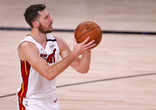 V noči na četrtek (ob 3. uri zjutraj) se bosta Goran Dragić in njegov Miami podala v veliki finale sezone NBA, v katerem bosta izzvala velikega favorita LA Lakers. FOTO Mike Ehrmann/AFP